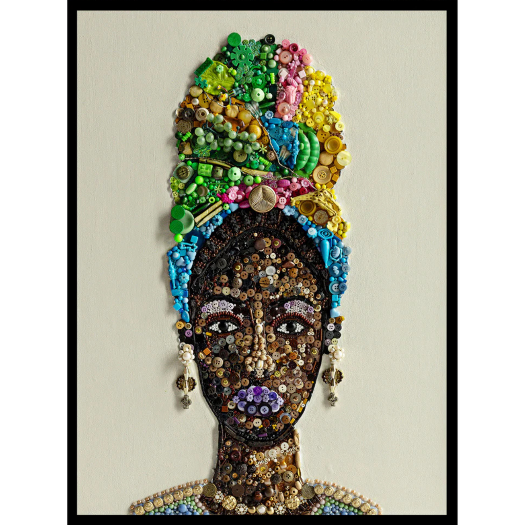 Duurzaam kunstwerk van duizenden plastic restmaterialen, African Woman. Limited Edition print op canvas in een prachtige zwarte baklijst.