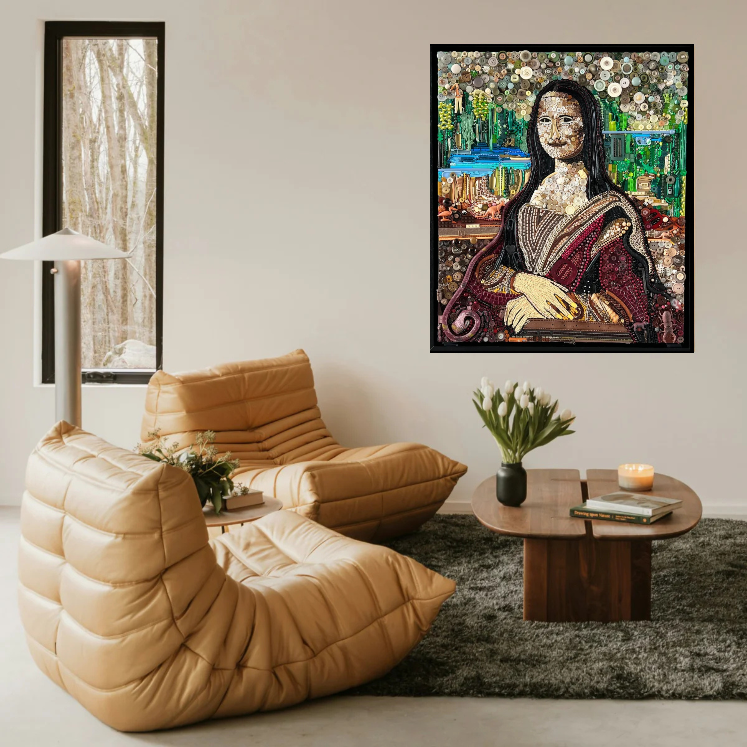 Handgemaakt kunstwerk van gerecyclede materialen in minimalistisch interieur.