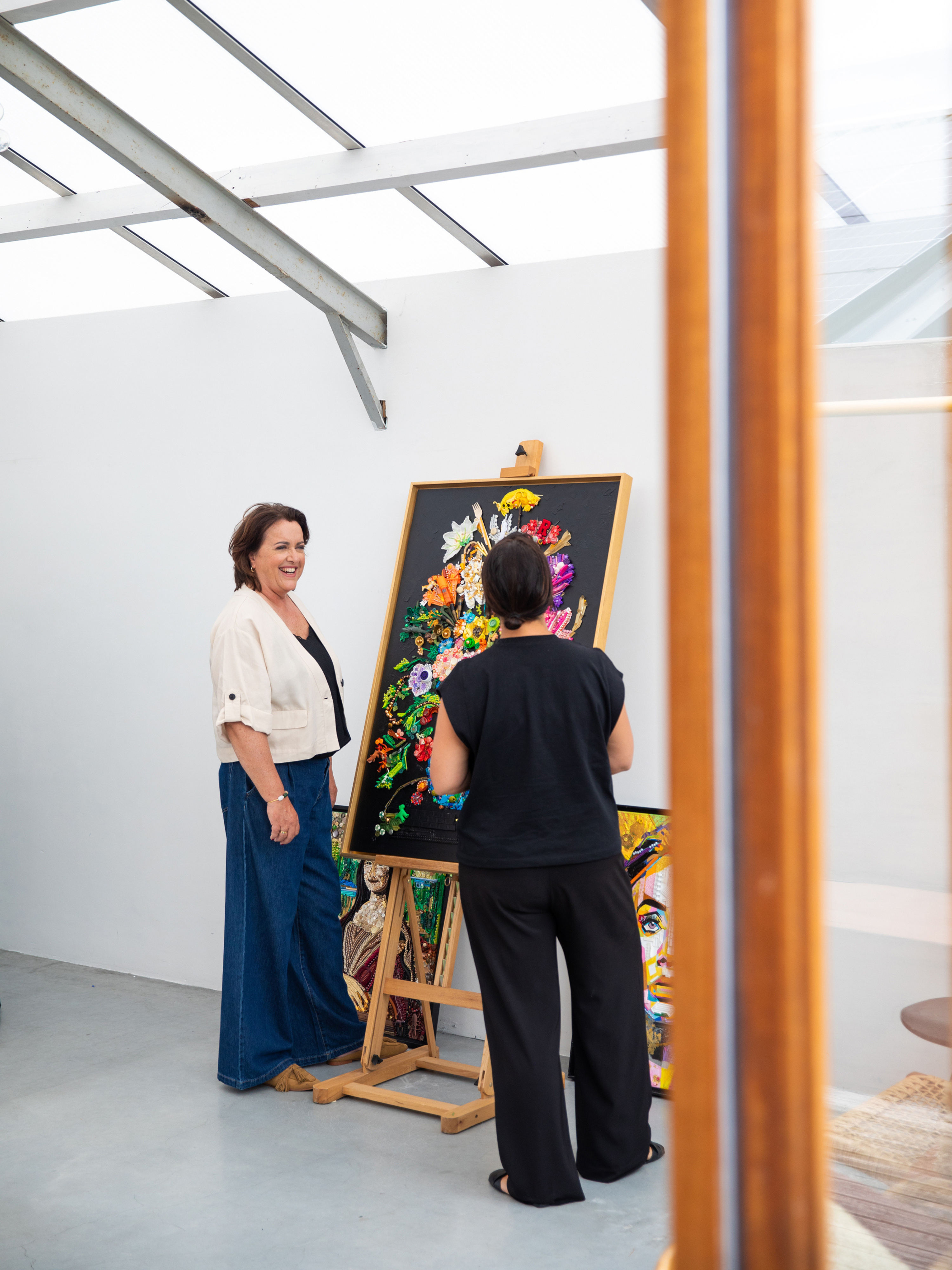 Bezoekers bekijken duurzame kunst van Maaike van Wijk in expositie.