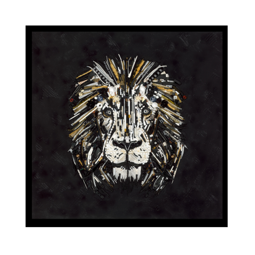 Duurzaam kunstwerk van plastic restmaterialen, Lion in Gold framed canvas. Uniek kunstwerk leeuw met duurzame materialen. 