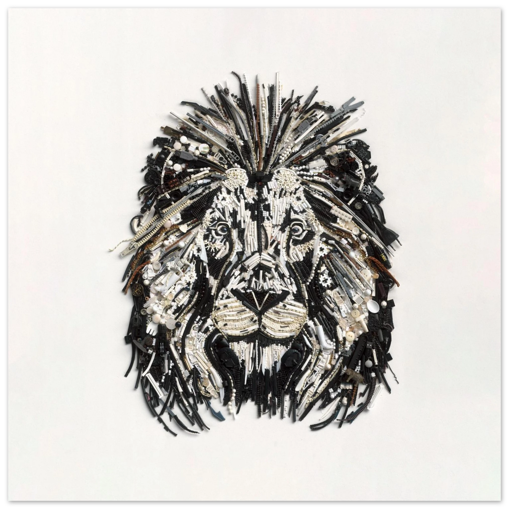 Duurzaam kunstwerk van gerecycled plastic, The Lion Limited Edition. 3D kunstwerk ingescand op canvas in een prachtige zwarte baklijst.