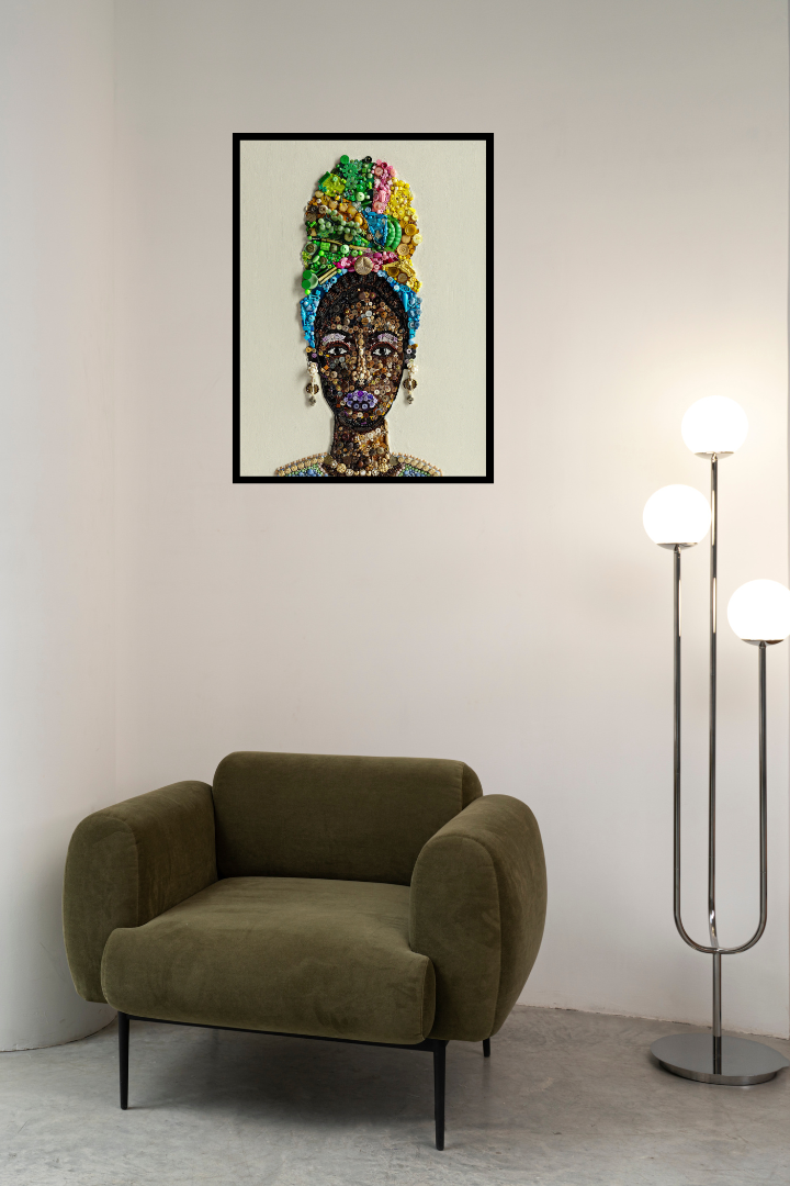 Duurzaam kunstwerk van duizenden plastic restmaterialen  - African Woman -  Limited Edition print in woonsetting