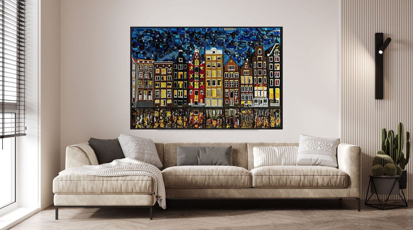 Duurzaam kunstwerk van duizenden plastic restmaterialen  - Amsterdam -  Limited Edition print in woonsetting