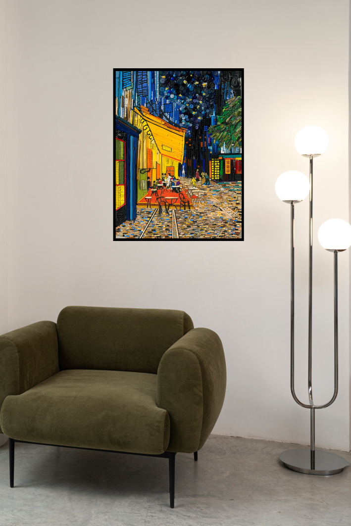 Duurzaam kunstwerk van plastic restmaterialen geïnspireerd op Vincent van Gogh – Cafe Terrace by Night -  Limited Edition - in woonsetting
