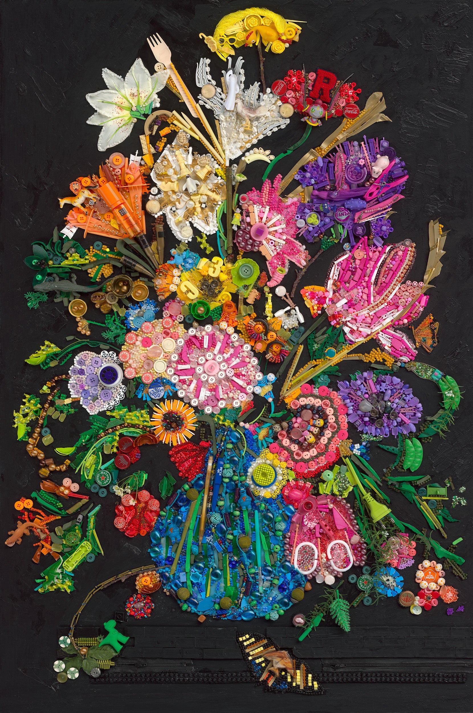 Duurzaam kunstwerk van duizenden plastic restmaterialen, Flowers in a Blue Vase limited edition print