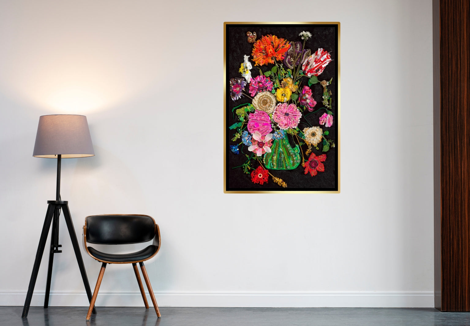 Duurzaam kunstwerk van duizenden plastic restmaterialen, Flowers in a Green Vase, limited edition print in woonsetting