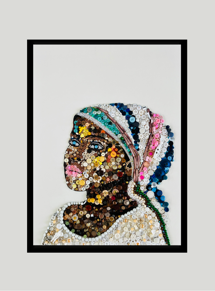 Duurzaam kunstwerk van duizenden plastic restmaterialen  - African Girl -  Limited Edition print op canvas in een prachtige zwarte baklijst