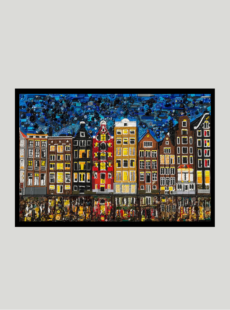 Duurzaam kunstwerk van duizenden plastic restmaterialen  - Amsterdam -  Limited Edition print op canvas in een prachtige zwarte baklijst