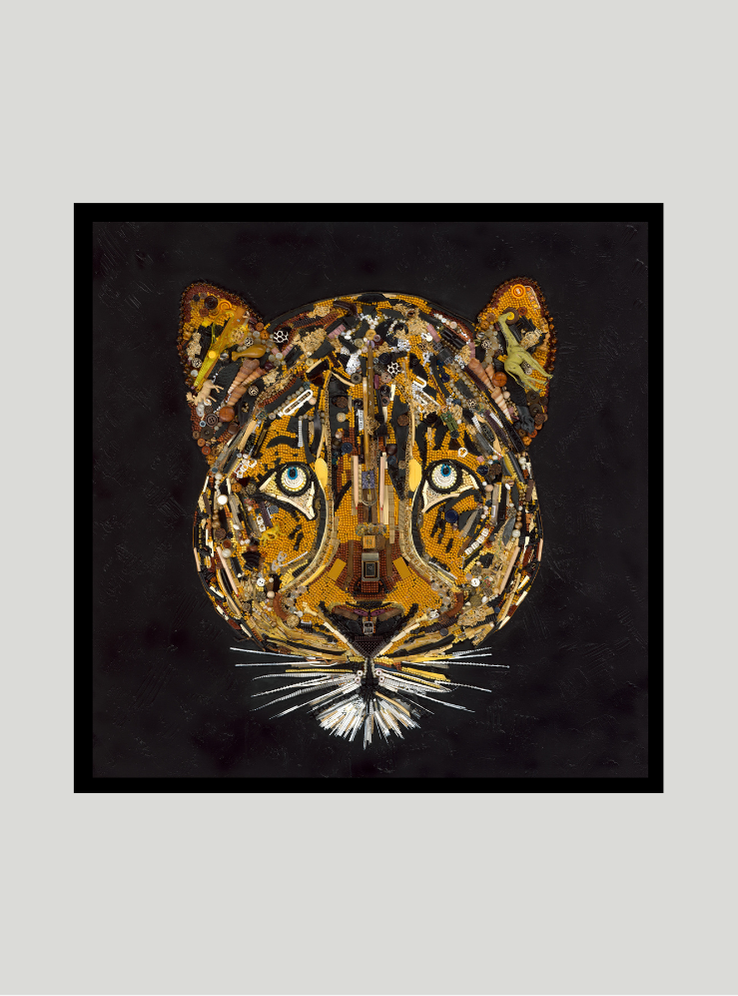 Duurzaam kunstwerk van plastic restmaterialen - Leopard in Gold limited edition print op canvas in een zwarte baklijst