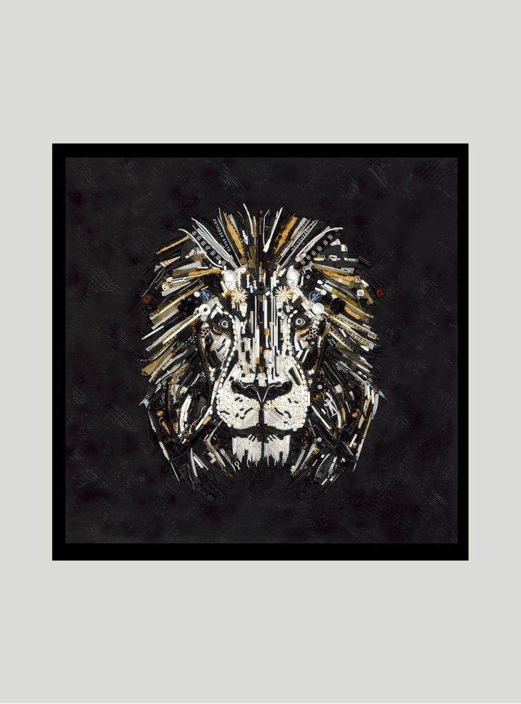 Duurzaam kunstwerk van plastic restmaterialen - Lion in Gold framed canvas