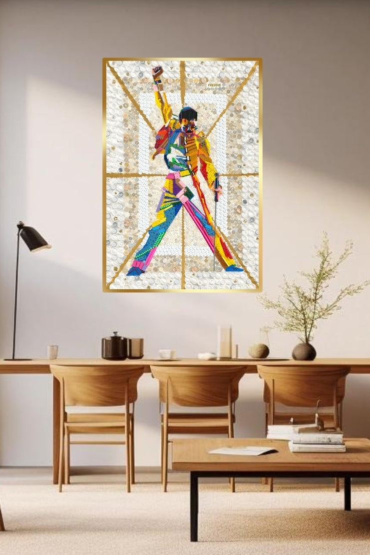 Duurzaam kunstwerk van duizenden plastic restmaterialen  - Freddy mercury -  Limited Edition print in woonsetting