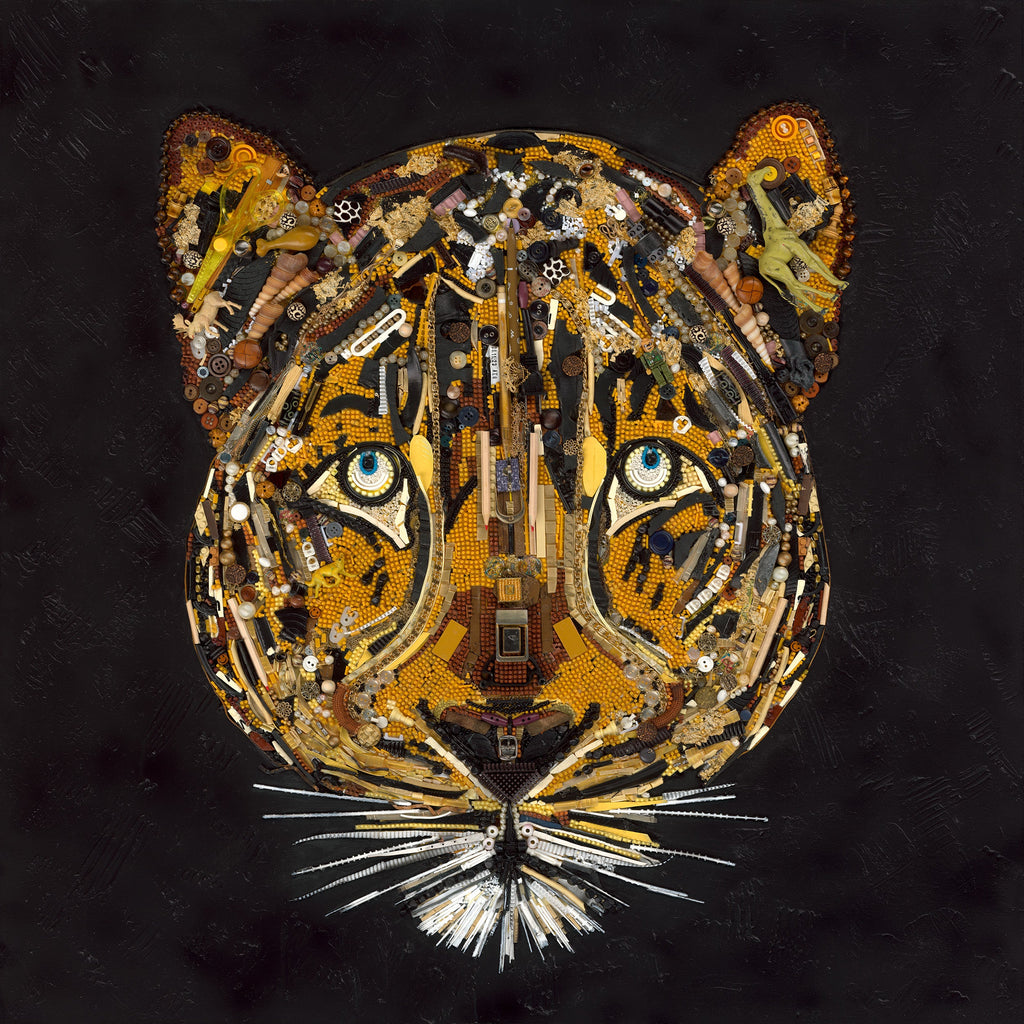 Duurzaam kunstwerk van plastic restmaterialen - Leopard in Gold, limited edition print