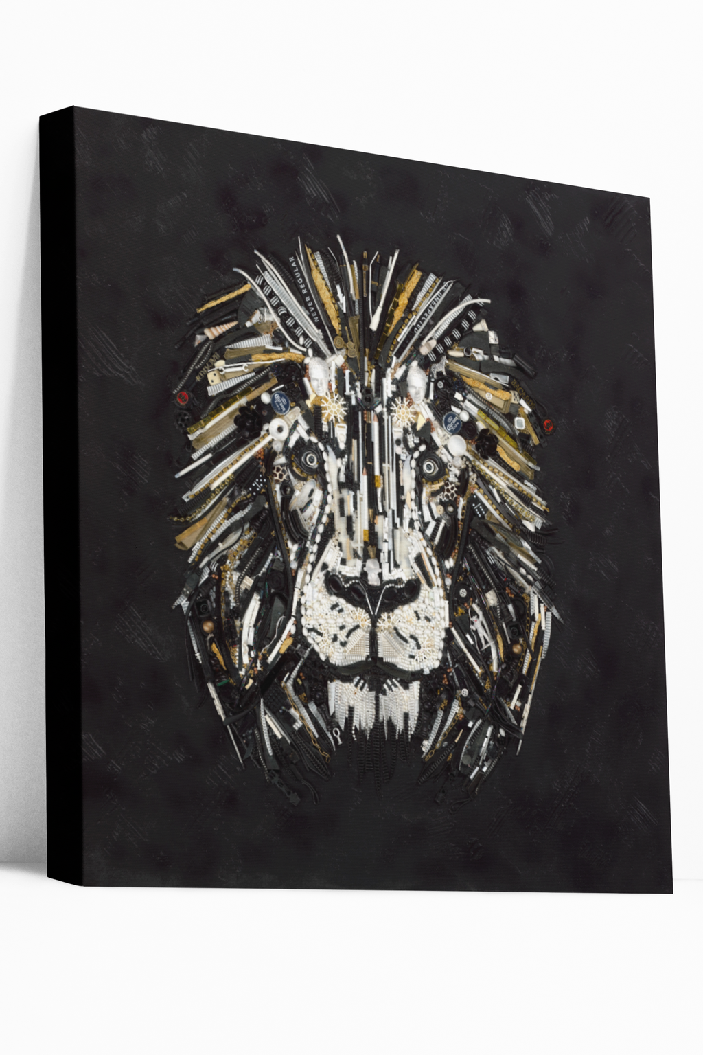 Duurzaam kunstwerk van plastic restmaterialen - Lion in Gold stretched canvas