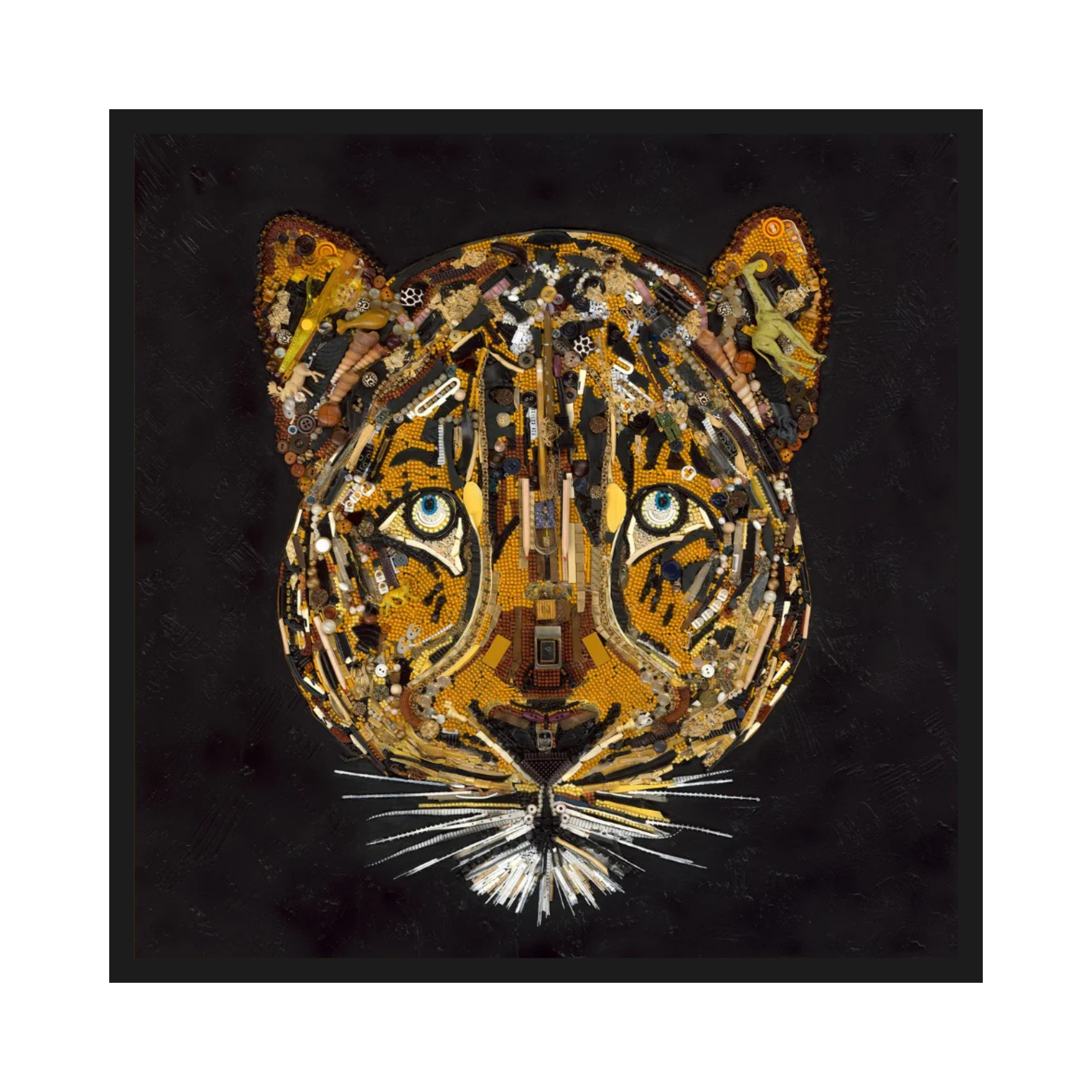 Duurzaam kunstwerk van plastic restmaterialen, Leopard in Gold. Uniek kunstwerk leeuw in Limited Edition print op canvas in een zwarte baklijst. 