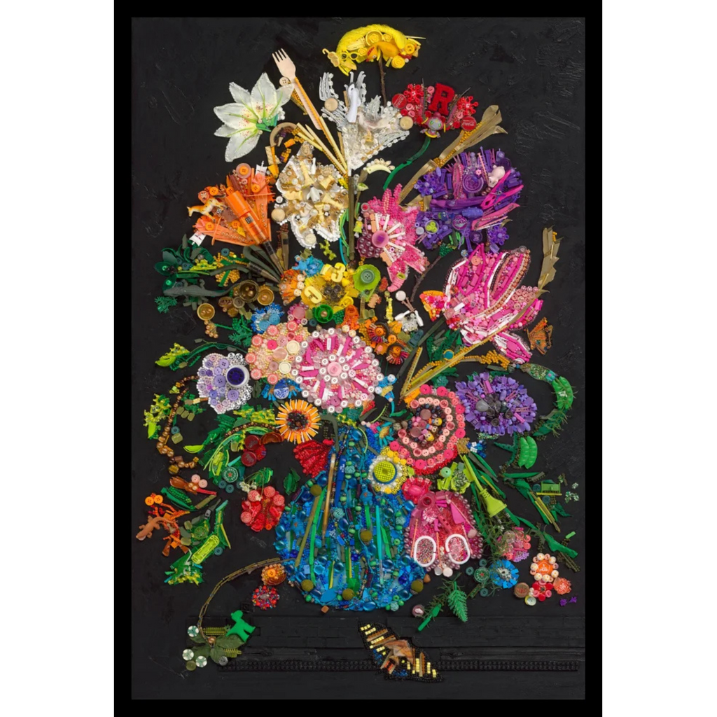 Duurzaam kunstwerk van duizenden plastic restmaterialen, Flowers in a Blue Vase. Limited Edition print op canvas in een zwarte baklijst.
