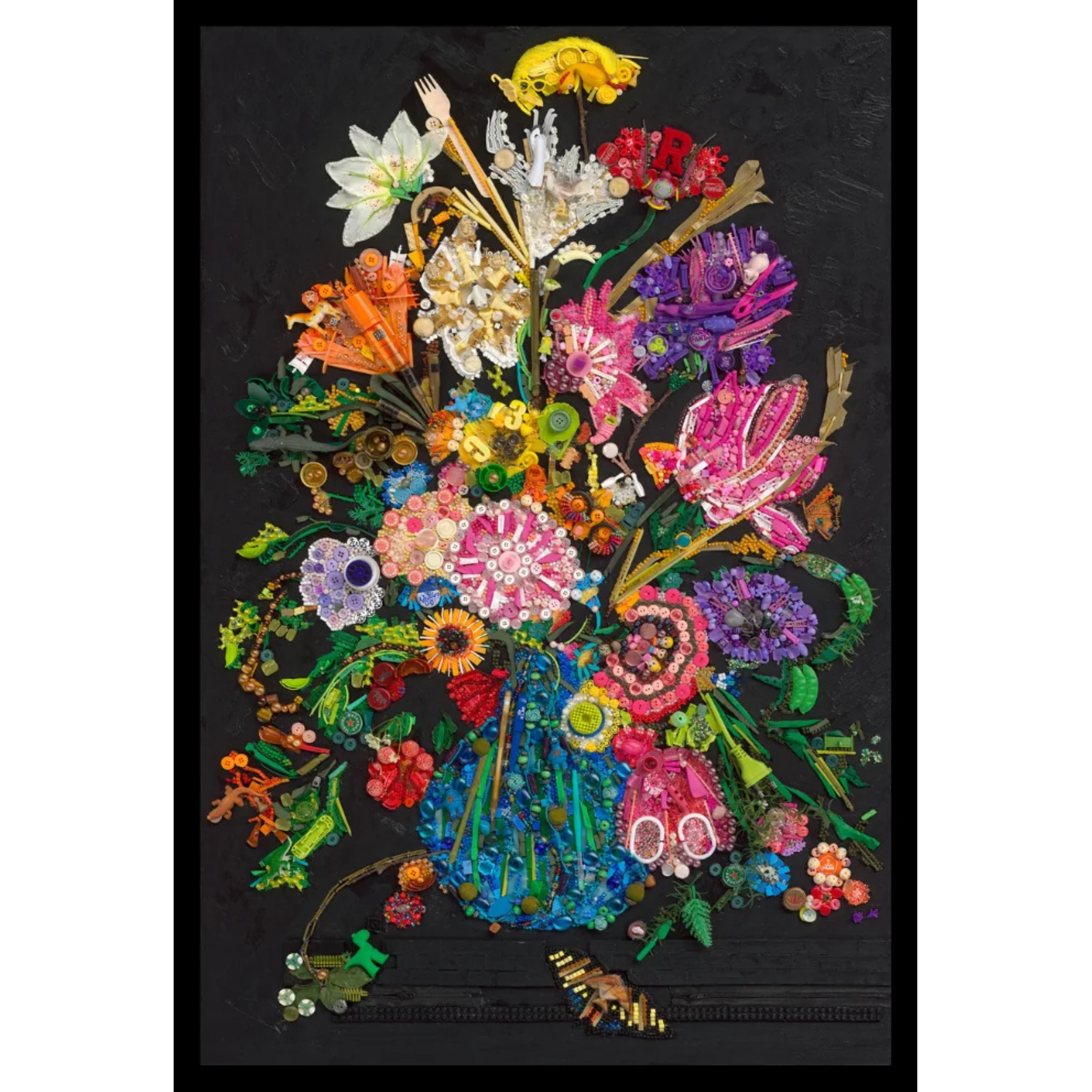 Duurzaam kunstwerk van duizenden plastic restmaterialen, Flowers in a Blue Vase. Limited Edition print op canvas in een zwarte baklijst.