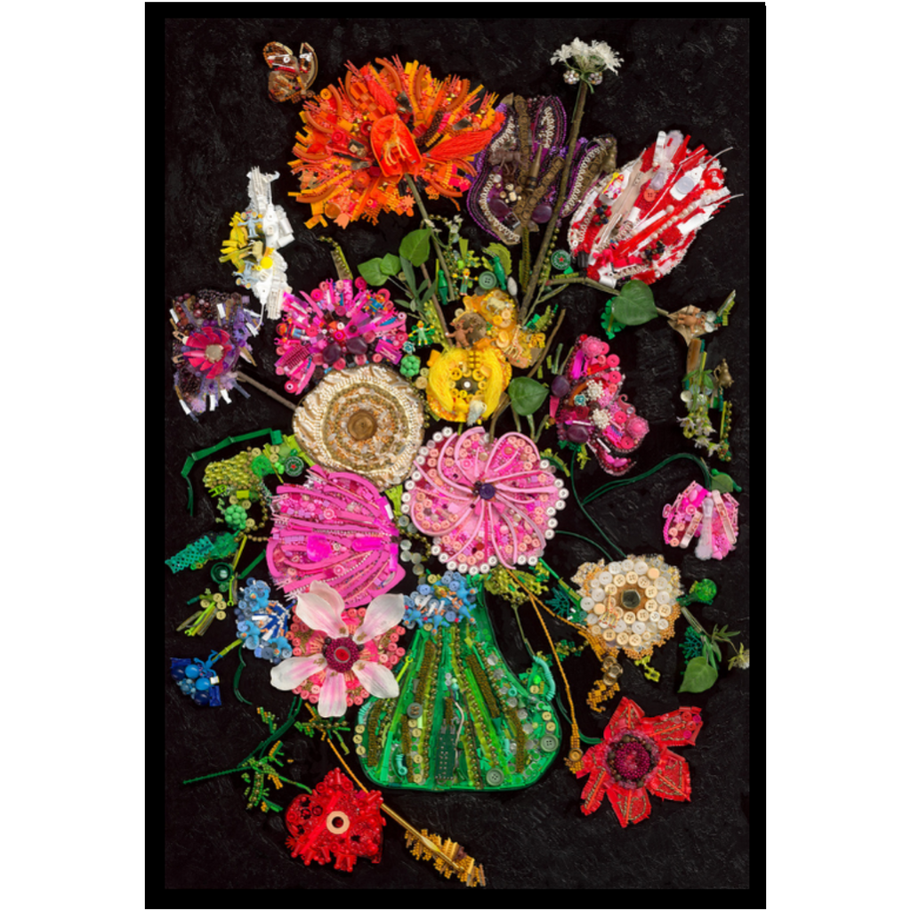 Duurzaam kunstwerk van duizenden plastic restmaterialen, Flowers in a Green Vase. Limited Edition print op canvas in een prachtige zwarte baklijst.