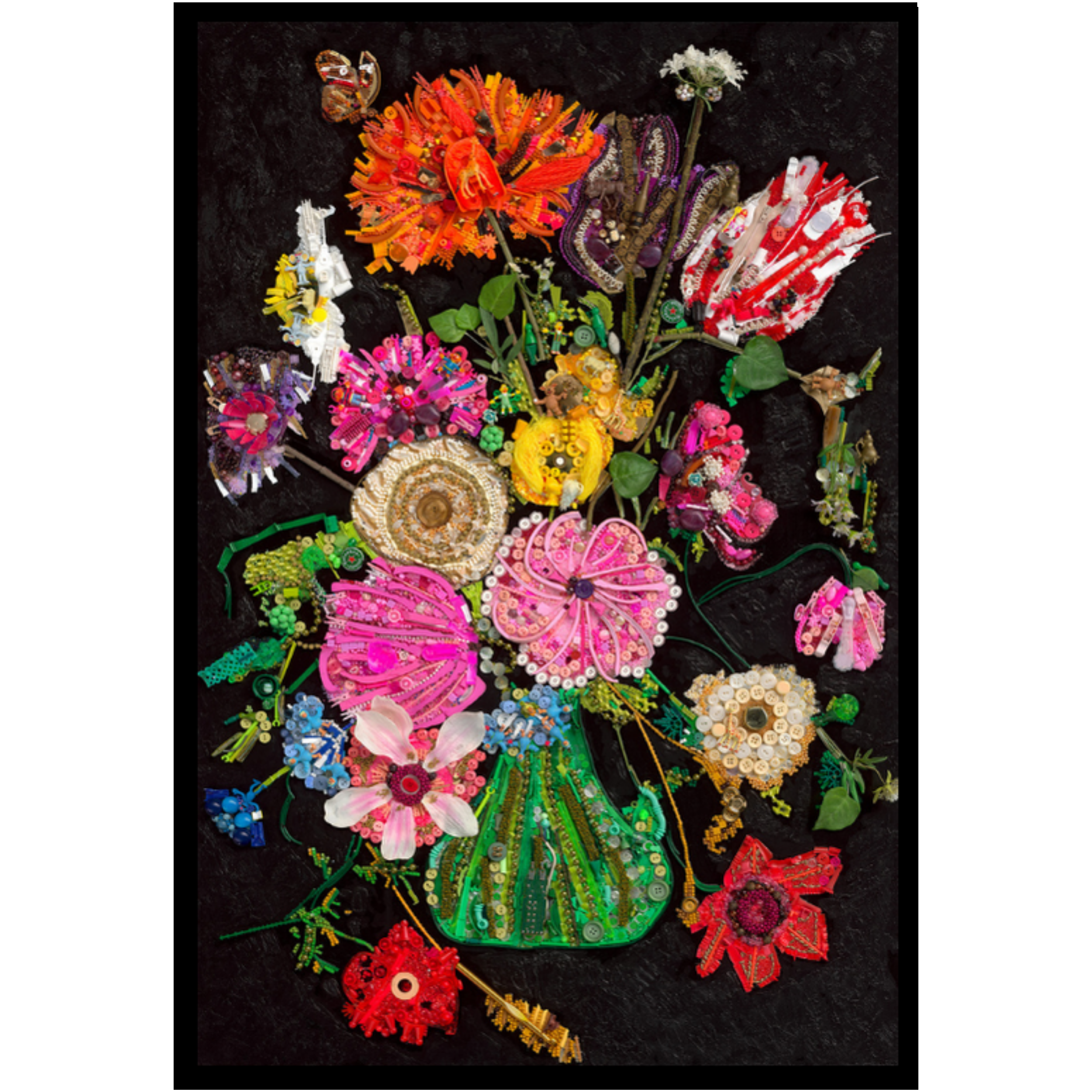 Duurzaam kunstwerk van duizenden plastic restmaterialen, Flowers in a Green Vase. Limited Edition print op canvas in een prachtige zwarte baklijst.