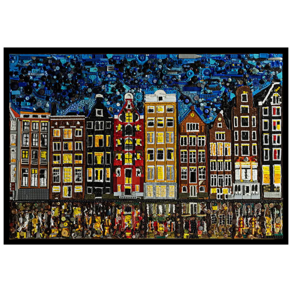 Duurzaam kunstwerk van duizenden plastic restmaterialen. Uniek kunstwerk Amsterdamse grachtenpanden. Limited Edition print op canvas in een prachtige zwarte baklijst.