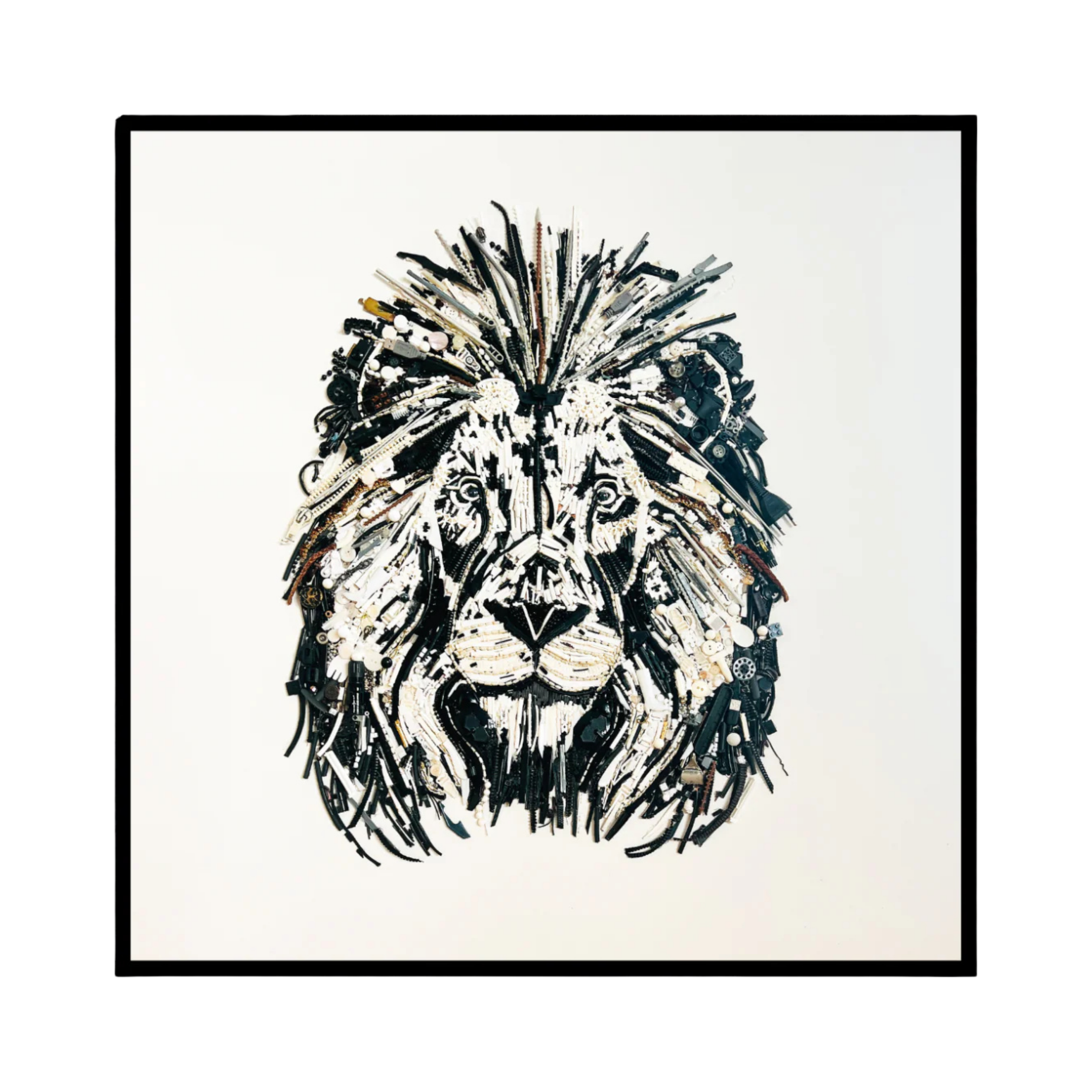 Duurzaam kunstwerk van gerecycled plastic, The Lion Limited Edition. 3D kunstwerk ingescand op canvas in een prachtige zwarte baklijst.