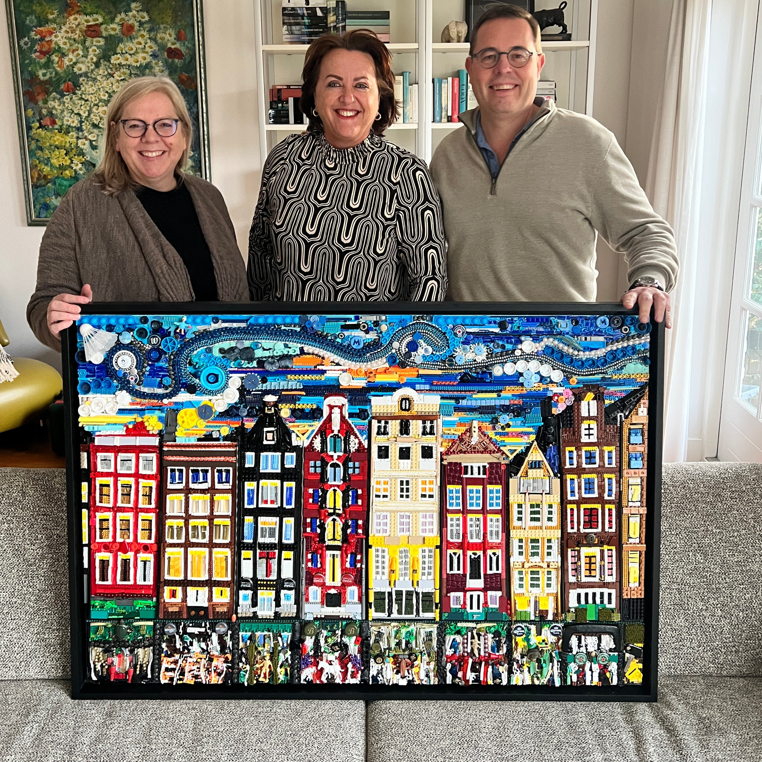 Duurzaam kunstwerk Amsterdam gemaakt van plastic en gerecyclede objecten. 