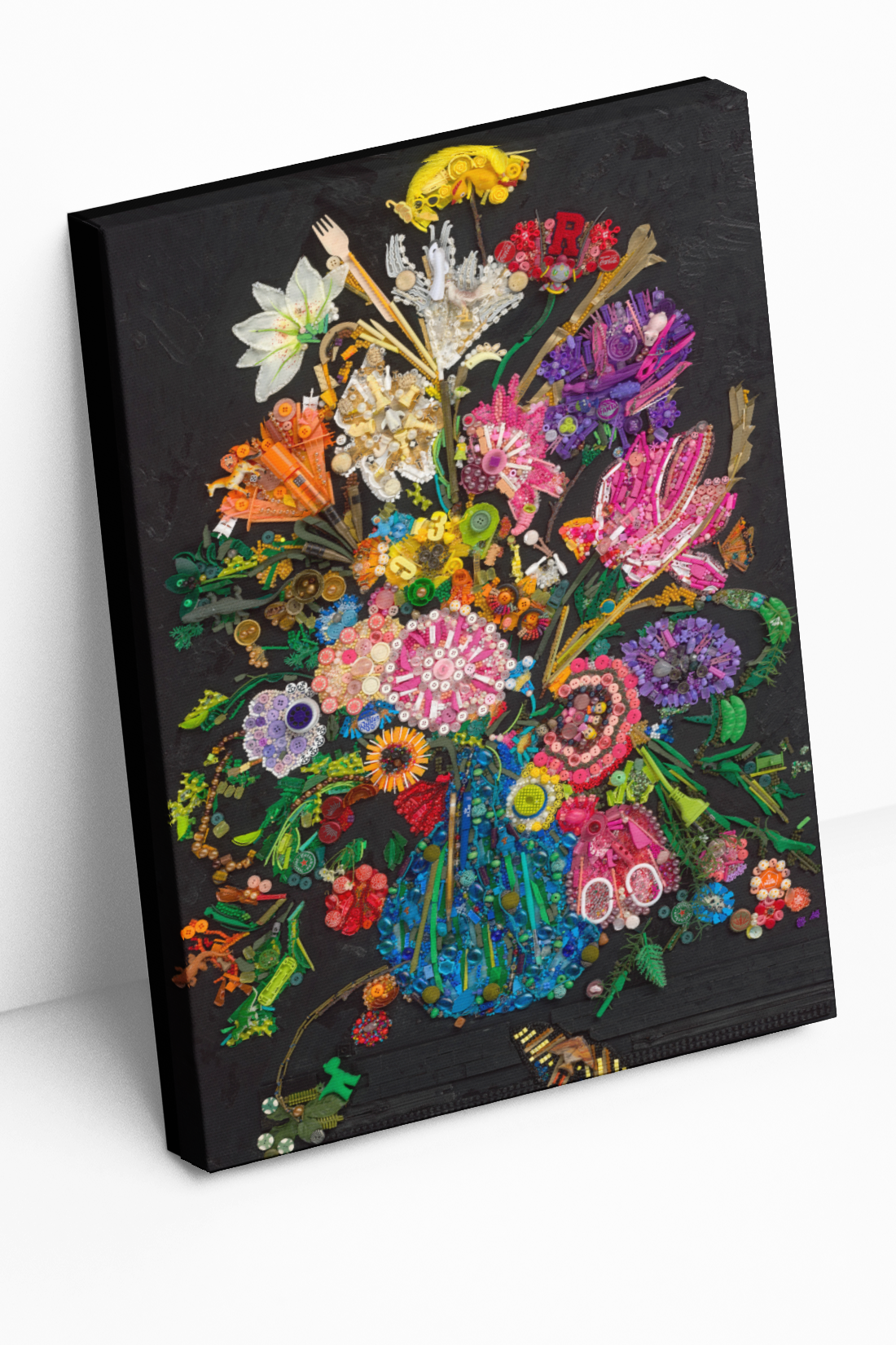 Duurzaam kunstwerk van duizenden plastic restmaterialen, Flowers in a Blue Vase limited edition print op stretched canvas